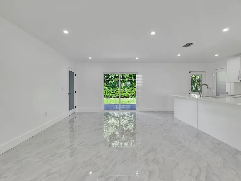 939 Bluebird St — Photo 2
