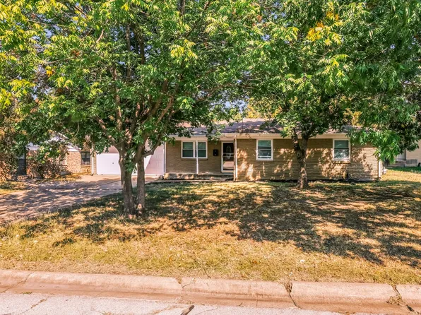 7521 S College Cir, Fort Worth, TX 76180