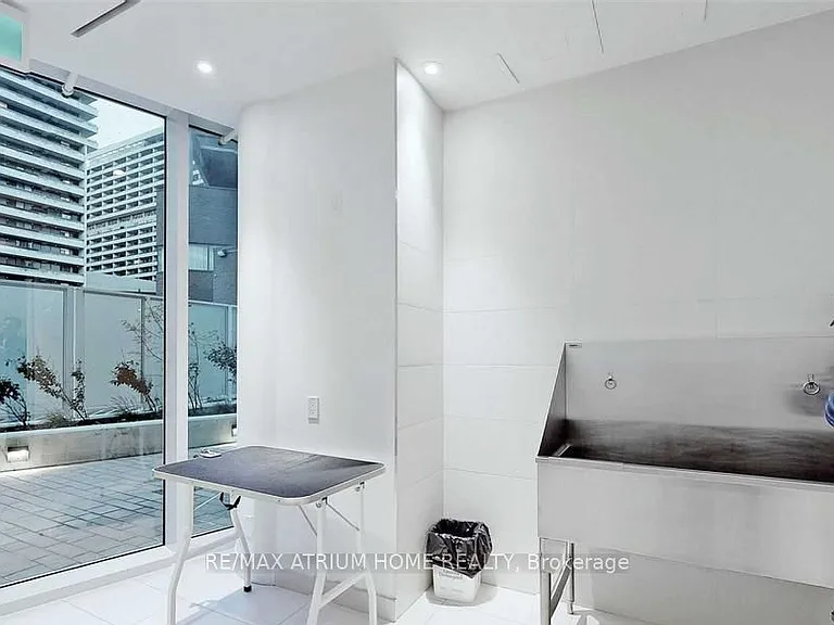 33 Helendale Ave #1906 — Photo 16