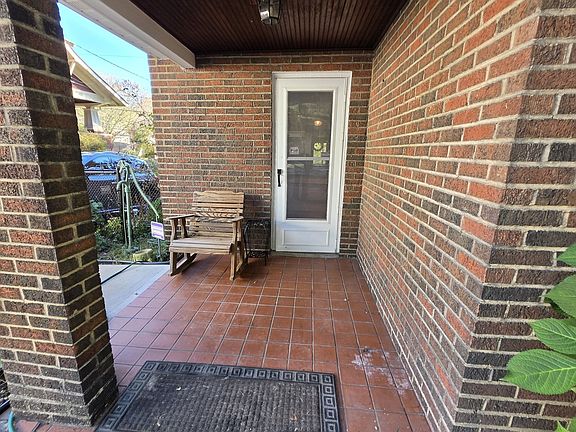 4th image of 661 E Beau St