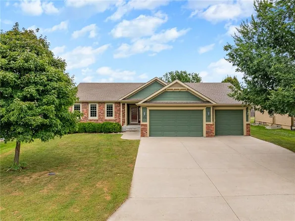 5716 Robinson Dr, Lawrence, KS 66049