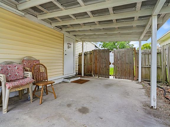 5th image of 128 NW 10TH DRIVE