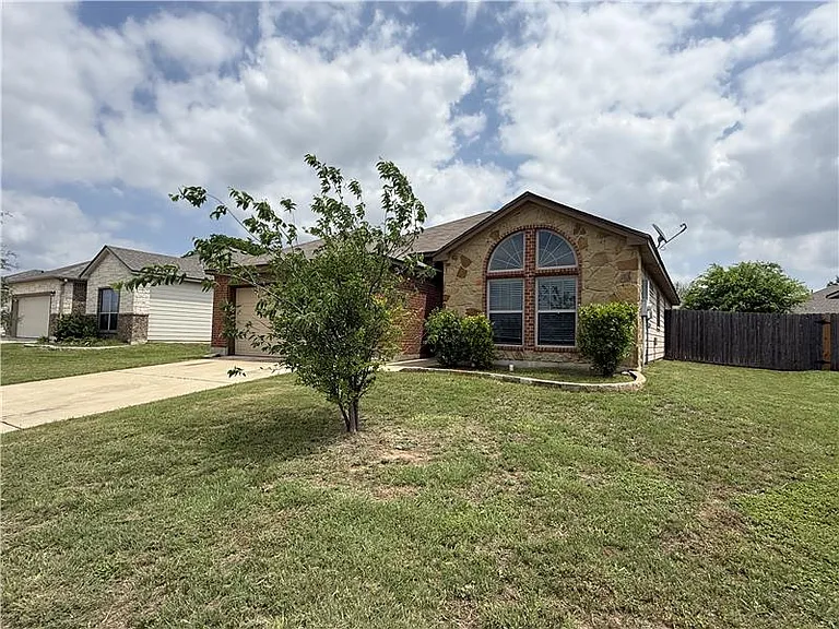 531 Parkfield Ln — Photo 4