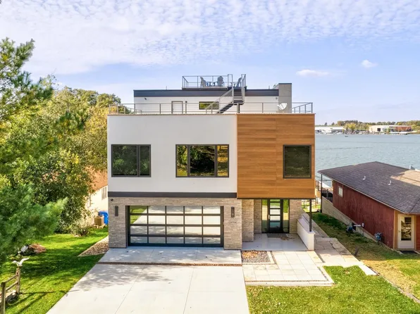 24704 182nd St, Spirit Lake, IA 51360