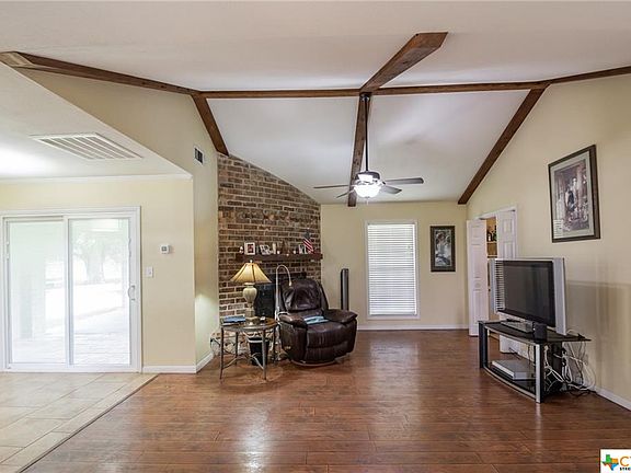 5th image of 206 Basswood St