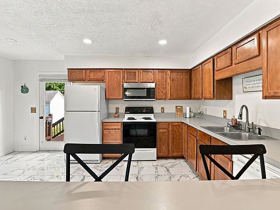 5th image of 402 4th St