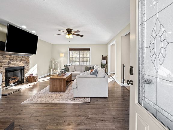 4th image of 116 Woodtrace Ct