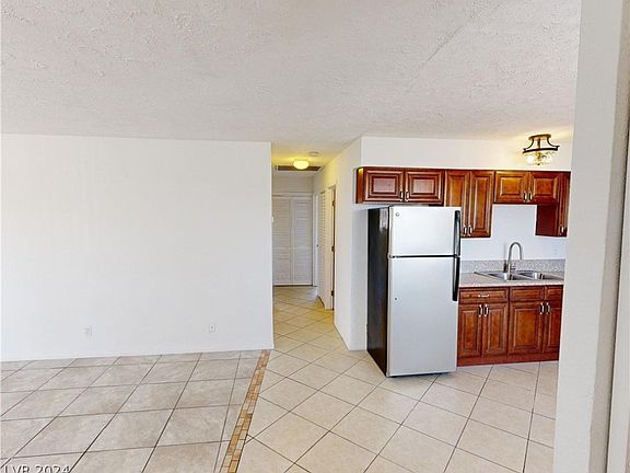 3rd image of 1116 Lawry Ave