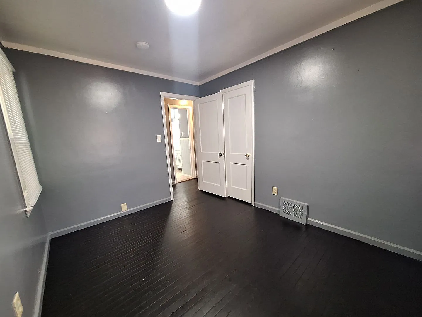 Brick Bungalow with 3 bed and 2 baths — Photo 3