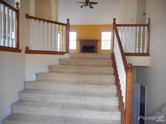 105-239230%20foyer%20stairs_35192571[1]