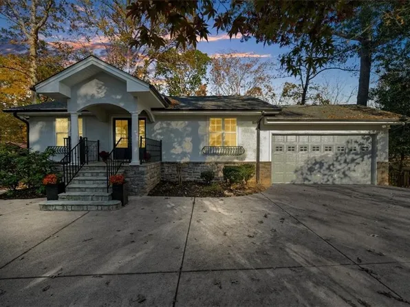 6124 N Point Dr, Flowery Branch, GA 30542