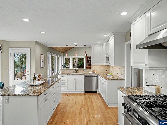 4th image of 3940 SW Brooklane Dr