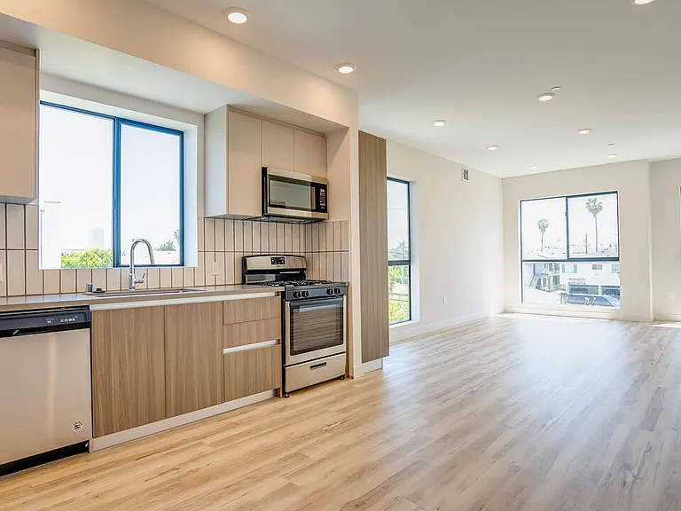 1540 S Hayworth Ave #203 — Photo 1