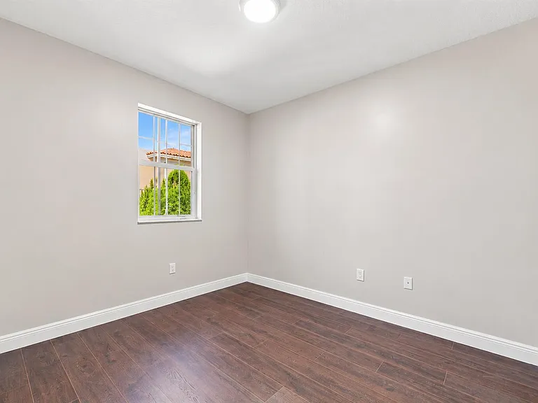 732 SW 106th Ave #2011 — Photo 30