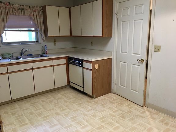 3rd image of 563 Petunia Lane N