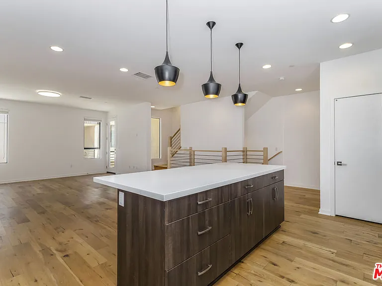 1427 Waterloo St — Photo 9