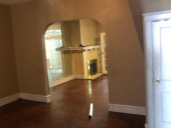2nd image of 531 W Roosevelt Blvd