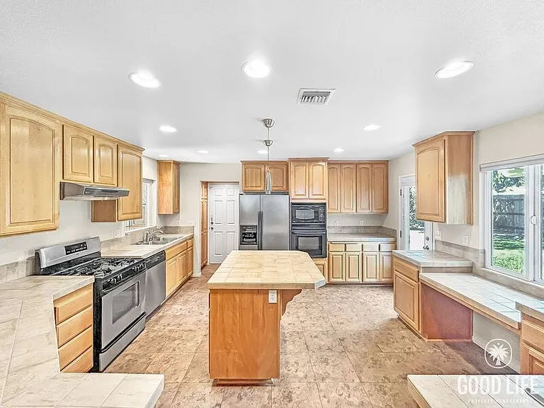 4164 Mount Herbert Ave — Photo 3
