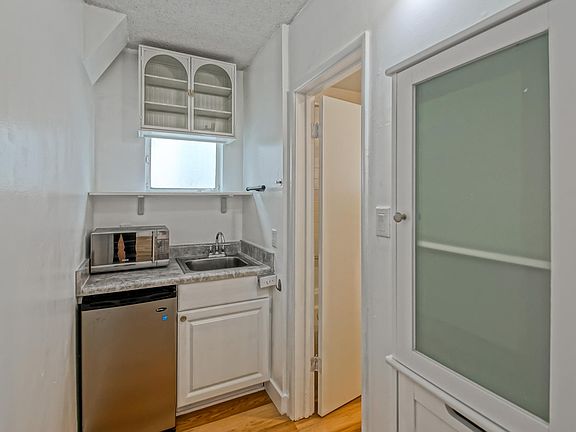 5th image of 225 Marine Pl #B