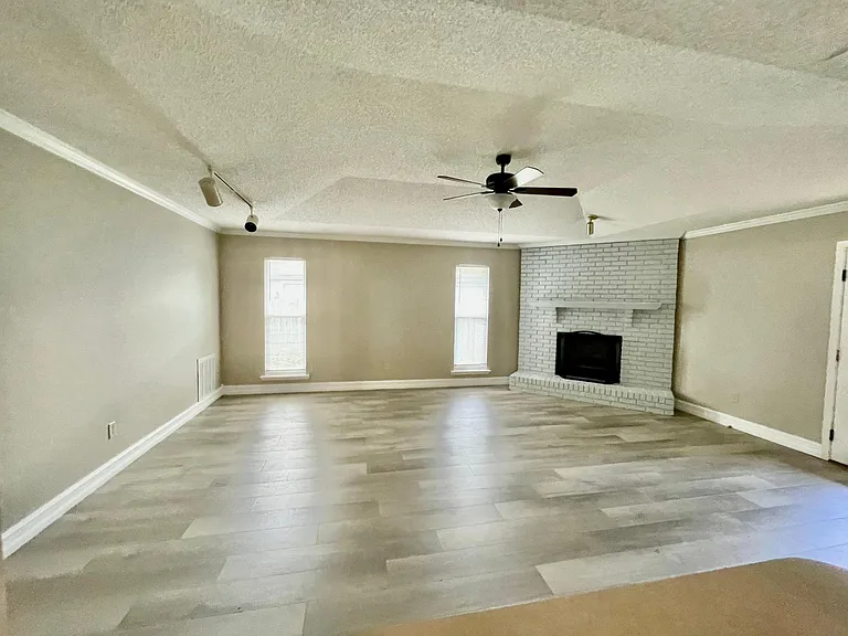 10439 Inverness Dr — Photo 5