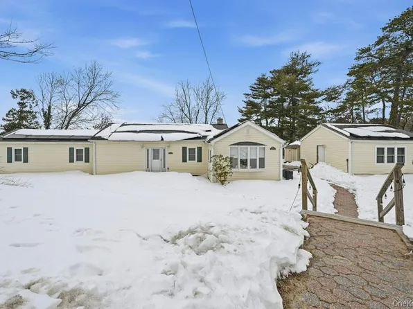 63 Lakeside Trail, Ridge, NY 11961