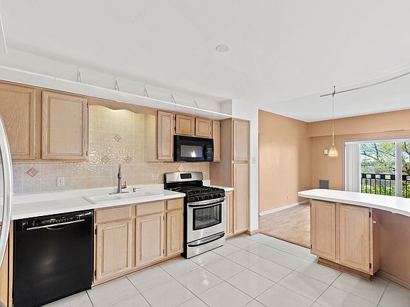 4th image of 7400 W Lawrence Ave Unit 427