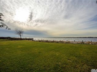 62 W Bayberry Rd, Islip, NY 11751