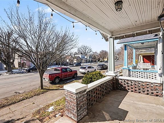 5th image of 920 Main Street W