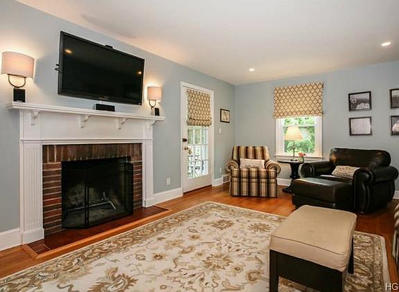 3rd image of 52 Lexington Dr