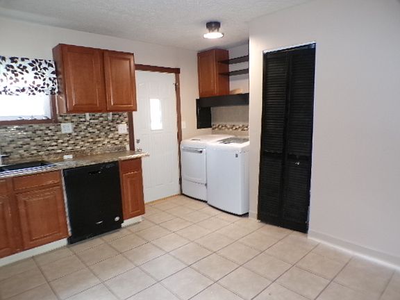 3rd image of 4047 Powell Ave