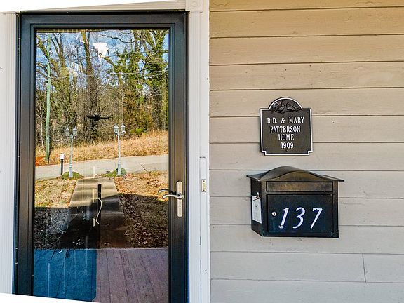 4th image of 137 W Academy Ln