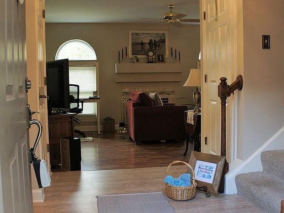 4th image of 132 Chatsworth Cir
