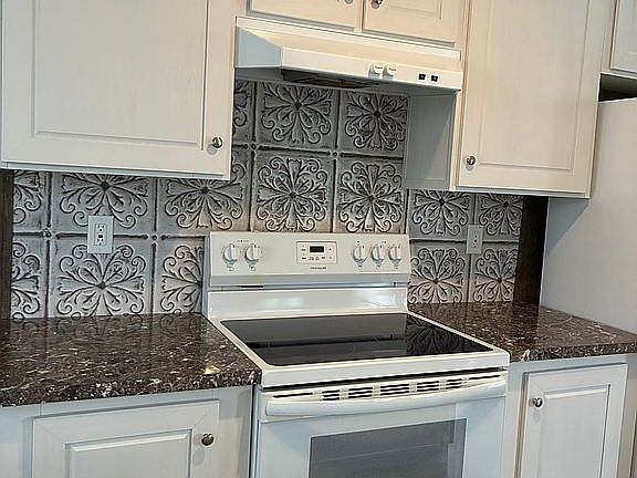 3rd image of 392 Loreeta Dr