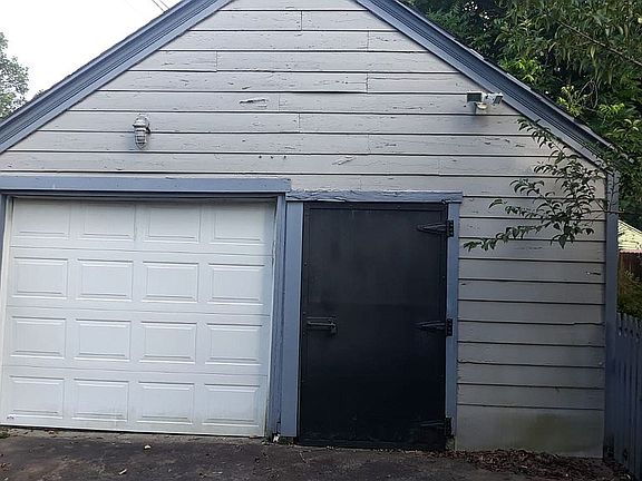4th image of 2410 Glenwood Dr