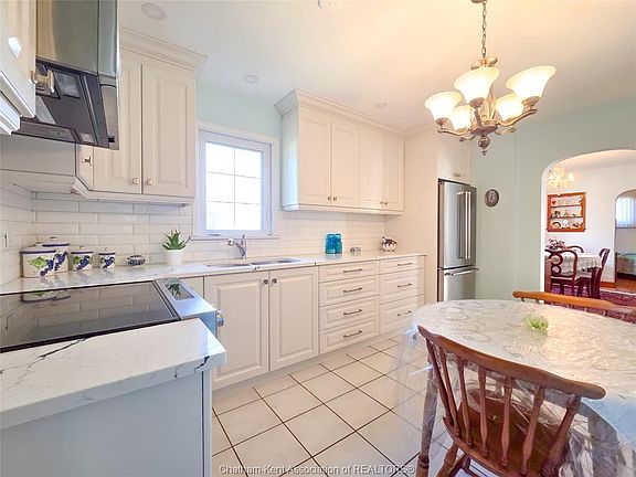 17th image of 465 Victoria Ave