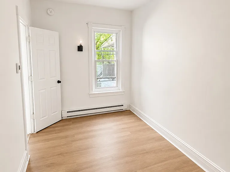 1033 1/2 W Court St — Photo 12