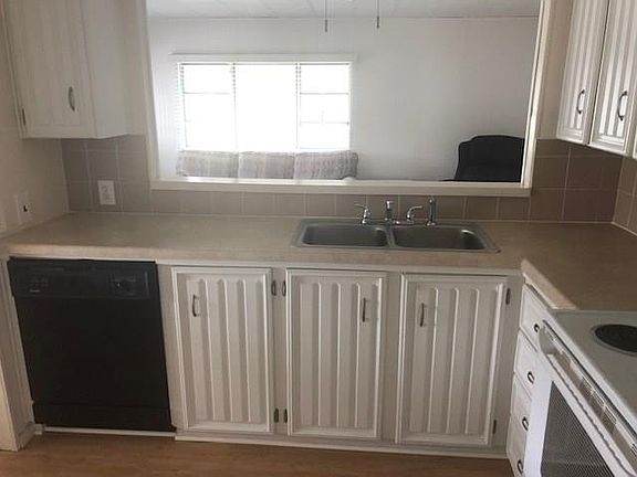 4th image of 957 Laurel Cir
