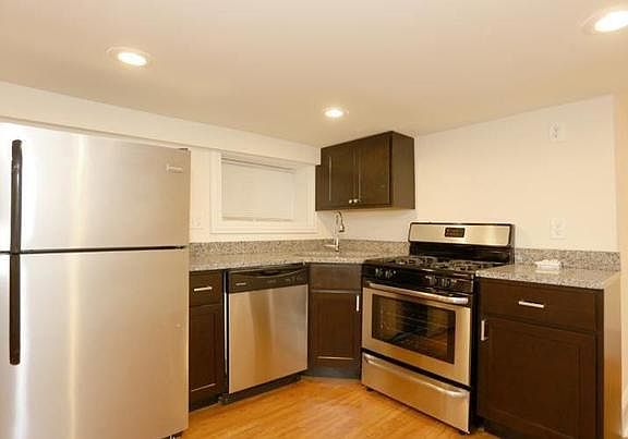 4th image of 1029 W Wellington Ave
