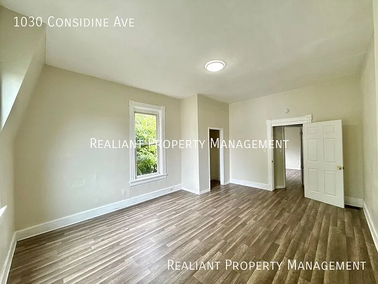 1030 Considine Ave — Photo 11