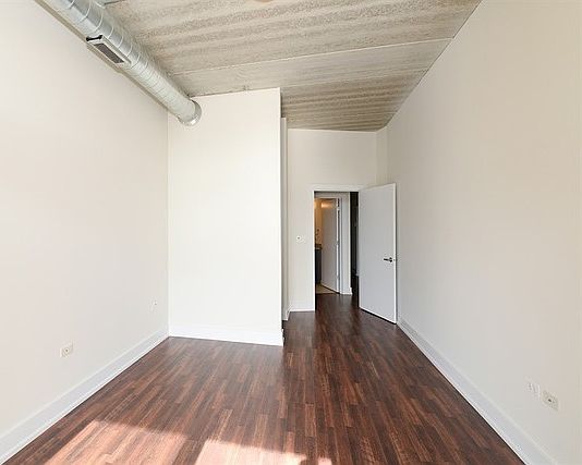 5th image of 3201 W Leland Ave APT 207