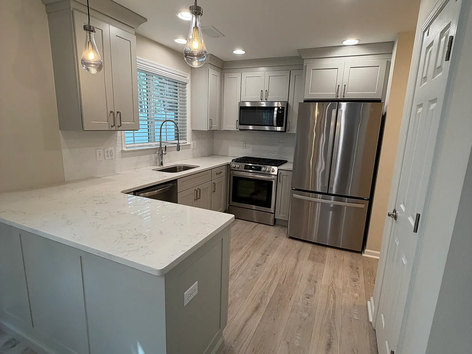 3 bed, 2.5 bath, 1386 sqft, $2,300 — Photo 2