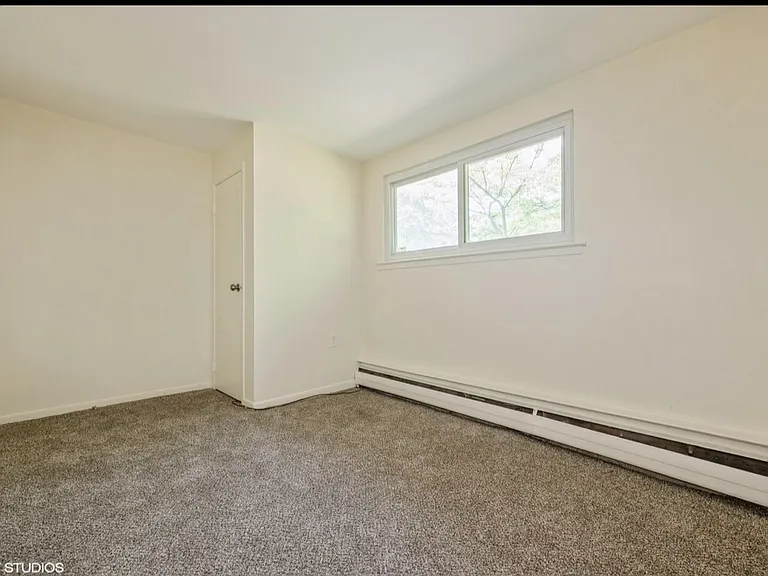 472 Essex St — Photo 16