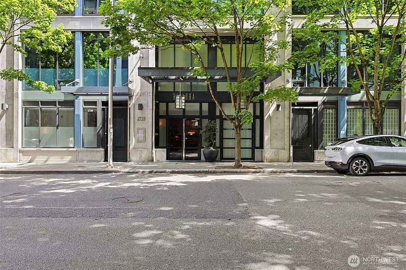 4th image of 2716 Elliott Avenue #1204