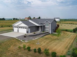 512 Apple Ridge Rd, Menoken, ND 58558
