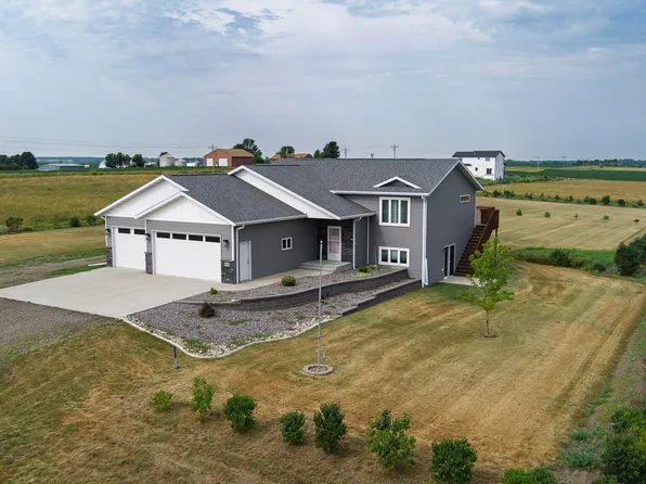 512 Apple Ridge Rd, Menoken, ND 58558