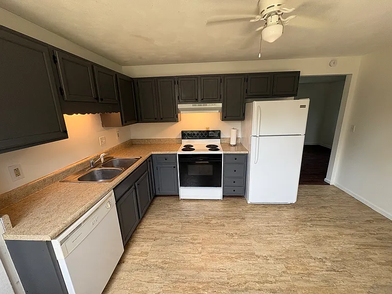 4403 W Broyhill Ct #B — Photo 2