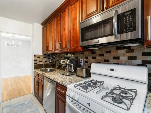 4705 Henry Hudson Parkway image 8 of 21