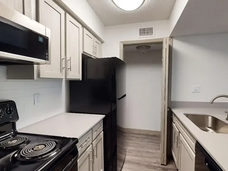 The Larsen Apartments — Photo 14