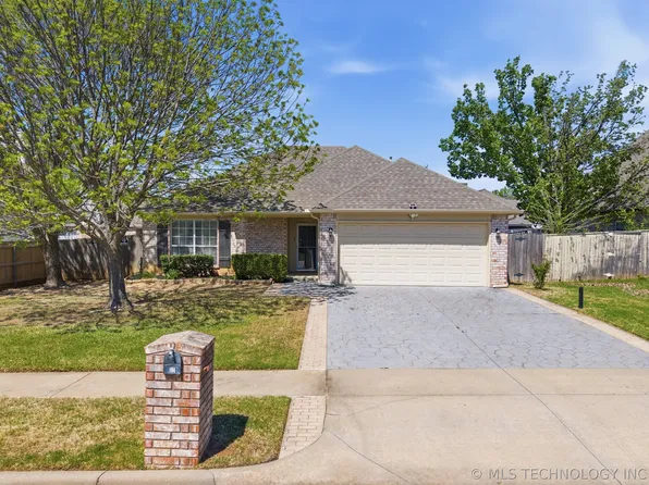 104 N Oak Pl, Broken Arrow, OK 74012