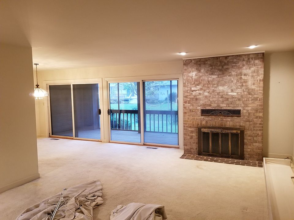 Large livingroom w dining area